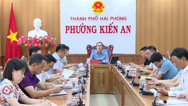 UBND phường tổ chức họp nghe báo cáo việc xử lý vi phạm về trật tự xây dựng trên địa bàn phường