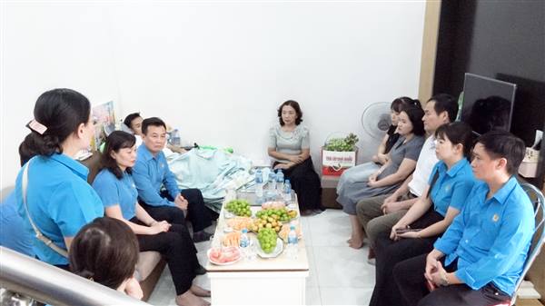 Liên đoàn Lao động thành phố và Công đoàn phường thăm, tặng quà đoàn viên có hoàn cảnh khó khăn