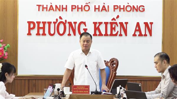 Đồng chí Chủ tịch UBND phường nghe các phòng, đơn vị báo cáo các nội dung công việc triển khai thực hiện trong tháng 10