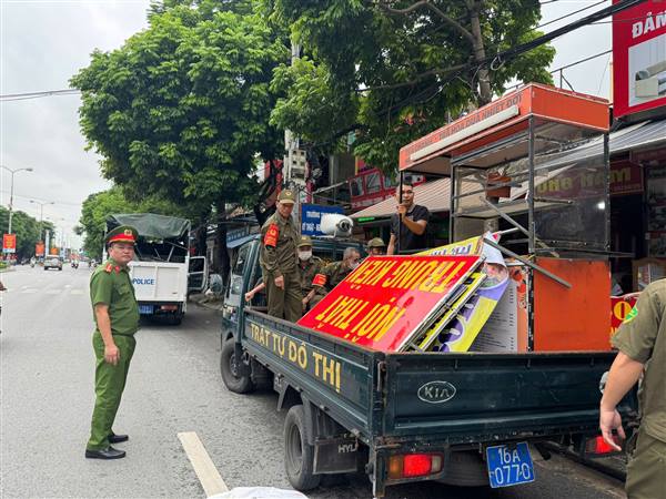 Phường Kiến An ra quân lập lại trật tự đường hè, đảm bảo an toàn giao thông

