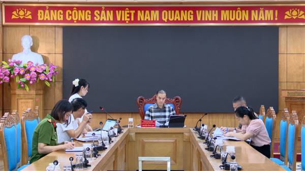 UBND phường họp nghe báo cáo phương án cưỡng chế hộ ông Hoàng Văn Thắng, vợ là bà Nguyễn Thị Lụa thực hiện Dự án khu đô thị mới và chỉnh trang đô thị phường Đồng Hoà, quận Kiến An (nay là phường Kiến An)