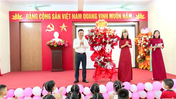 Đồng chí Trần Quang Tuấn – Bí thư Đảng uỷ, Chủ tịch HĐND phường dự Lễ khai giảng năm học 2025-2026 tại trường mầm non Quán Trữ và trường Tiểu học Quán Trữ