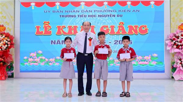 Đồng chí Nguyễn Thiện Kim – Phó Bí thư Thường trực Đảng uỷ phường dự Lễ khai giảng năm học 2025-2026 tại trường Tiểu học Nguyễn Du và trường THCS Trần Hưng Đạo 