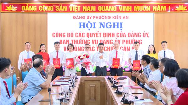 Hội nghị công bố các Quyết định của Đảng uỷ, Ban Thường vụ Đảng uỷ phường về công tác tổ chức, cán bộ