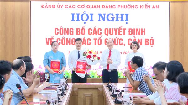 Đảng uỷ các Cơ quan Đảng phường công bố các Quyết định về công tác tổ chức, cán bộ