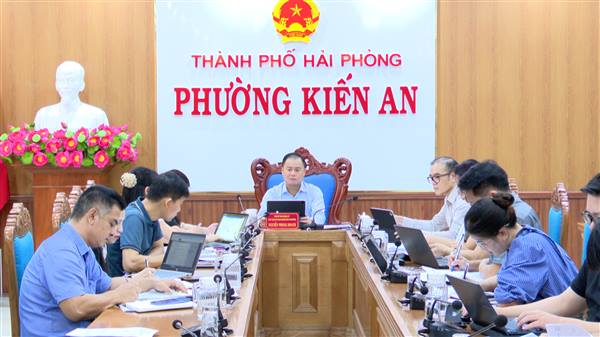UBND phường Kiến An họp nghe báo cáo về  công tác cải cách hành chính của phường