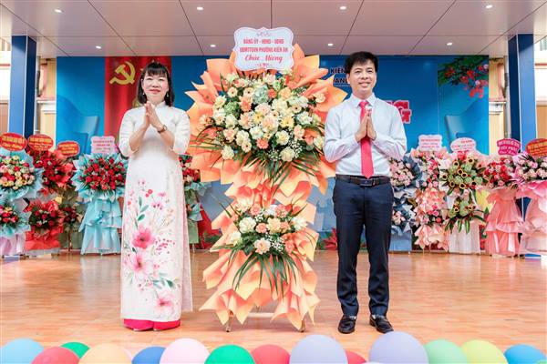 Các đồng chí lãnh đạo HĐND, UBND, Uỷ ban MTTQ Việt Nam phường, Uỷ viên Ban Thường vụ Đảng uỷ phường dự Lễ khai giảng năm học mới 2025 - 2026 và trao quà cho học sinh có hoàn cảnh đặc biệt khó khăn tại 12 trường học trên địa bàn phường