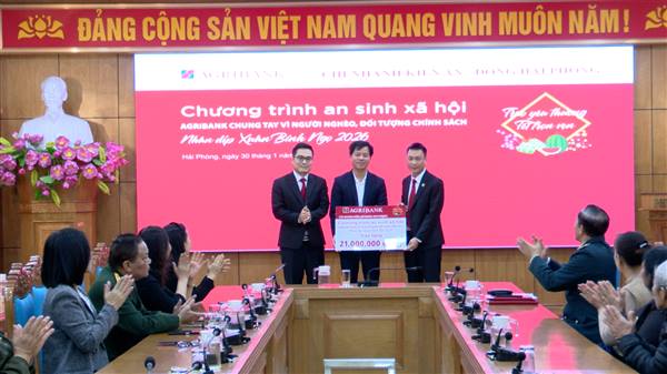 Uỷ ban Mặt trận Tổ quốc Việt Nam phường phối hợp với Ngân hàng Agribank chi nhánh Kiến An tổ chức chương trình quà nhân dịp Tết Nguyên đán Bính Ngọ 