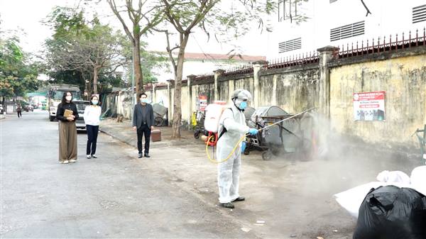 UBND phường Kiến An phối hợp với Trạm Thủy sản, Chăn nuôi và Thú y An Lão triển khai  phun hóa chất khử trùng và phòng chống dịch bệnh động vật