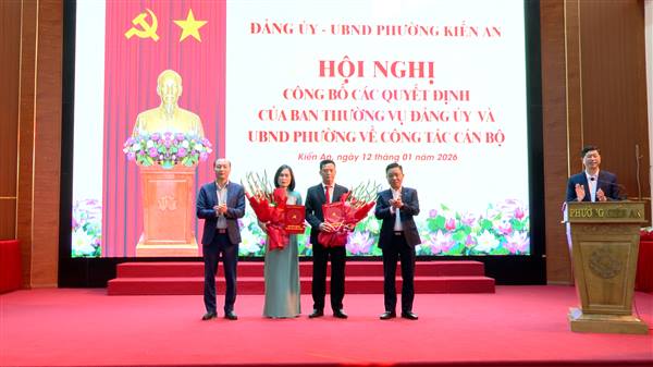 Hội nghị công bố các Quyết định của Ban Thường vụ Đảng uỷ và UBND phường về công tác cán bộ