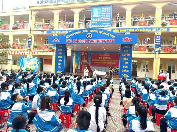 Gần 500 cán bộ, giáo viên và học sinh trường Tiểu học Quang Trung được truyền thông phòng, chống dịch bệnh