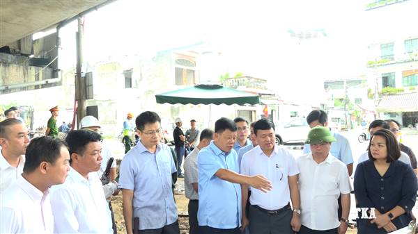 Đồng chí Lê Trung Kiên – Uỷ viên Ban Thường vụ Thành uỷ, Phó Chủ tịch UBND thành phố kiểm tra tình hình bồi thường, giải phóng mặt bằng tại Dự án đầu tư xây dựng tuyến đường nối Quốc lộ 5 với Quốc lộ 10 đoạn qua địa bàn phường Kiến An