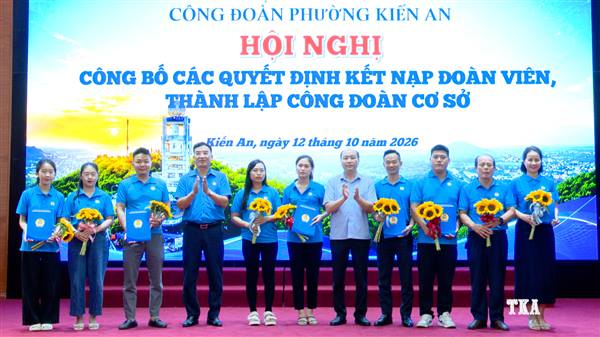 Công đoàn phường công bố quyết định thành lập Công đoàn cơ sở, tặng quà doanh nghiệp và tập huấn công tác thi đua, khen thưởng năm 2026