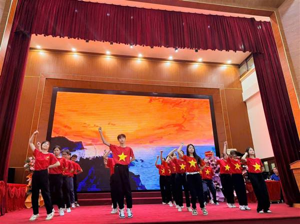 Đồng chí Nguyễn Phong Doanh – Phó Bí thư Đảng ủy, Chủ tịch UBND phường đối thoại với thanh niên năm 2026