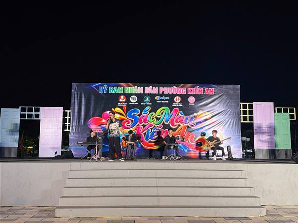 Đông đảo Nhân dân tham gia chương trình “Trạm cảm xúc” và tham quan, mua sắm tại Vườn hoa Hồ Hạnh Phúc

