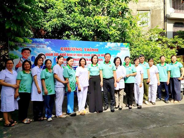 Hội Nông dân phường phối hợp tổ chức khám sức khỏe định kỳ, sàng lọc miễn phí và tặng quà cho hội viên nông dân