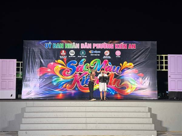 Sôi động chương trình Mini Show giao lưu âm nhạc tại Quảng trường Vườn hoa Hồ Hạnh Phúc
