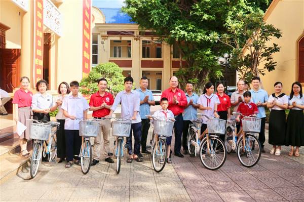Hội Chữ thập đỏ thành phố trao 25 xe đạp cho các em học sinh có hoàn cảnh khó khăn trên địa bàn phường Kiến An