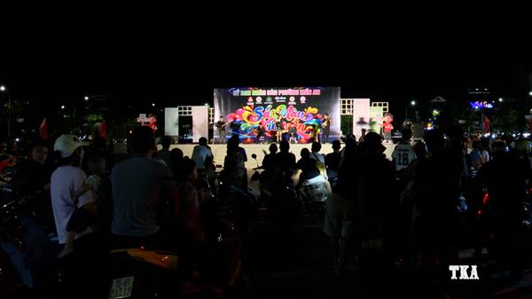 Sôi động Minishow của T&T Music Club và nhộn nhịp không gian mua sắm tại Vườn hoa Hồ Hạnh Phúc 