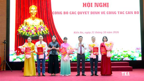 Đảng uỷ, UBND phường tổ chức Hội nghị công bố các Quyết định về công tác cán bộ

