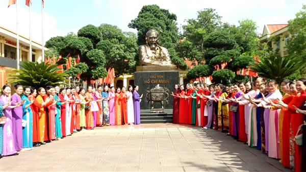 Hội Liên hiệp Phụ nữ phường tổ chức tiếp xúc kỷ niệm 96 năm Ngày thành lập Hội Liên hiệp Phụ nữ Việt Nam, trao Kỷ niệm chương “Vì sự phát triển của phụ nữ Việt Nam”