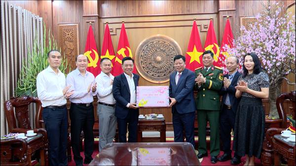 Đồng chí Lê Trung Kiên, Ủy viên Ban Thường vụ Thành ủy, Phó Chủ tịch UBND thành phố kiểm tra công tác chuẩn bị tổ chức bắn pháo hoa Đêm Giao thừa tại điểm bắn Vườn hoa Hồ Hạnh Phúc