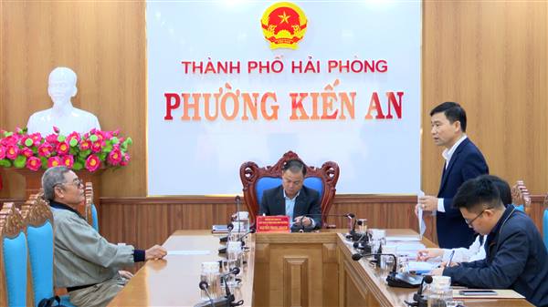 Đồng chí Nguyễn Phong Doanh – Phó Bí thư Đảng ủy, Chủ tịch UBND phường tiếp công dân định kỳ