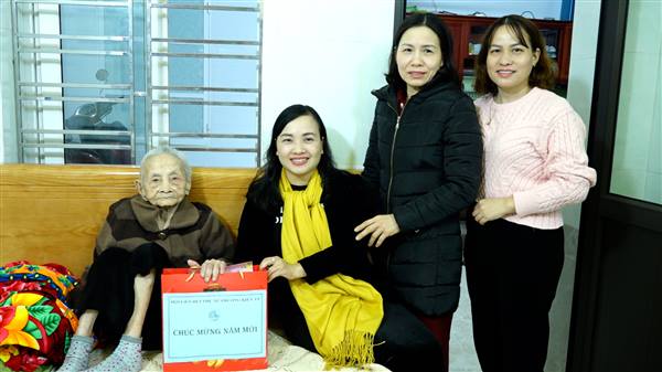 Hội Liên hiệp Phụ nữ phường Kiến An phối hợp với Chi hội Phụ nữ Công an phường tổ chức thăm, tặng quà Tết Nguyên đán Bính Ngọ 2026