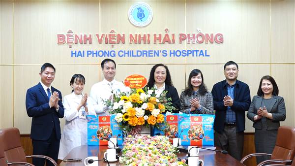 Liên đoàn Lao động thành phố thăm, chúc Tết, tặng quà một số đơn vị, doanh nghiệp trên địa bàn phường