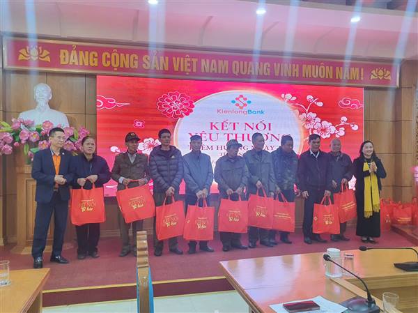 Ban Thường trực Ủy ban Mặt trận Tổ quốc Việt Nam phường phối hợp Ngân hàng Thương mại Cổ phần Kiên Long tặng 50 suất quà Tết cho các hộ cận nghèo, hộ có hoàn cảnh khó khăn trên địa bàn phường