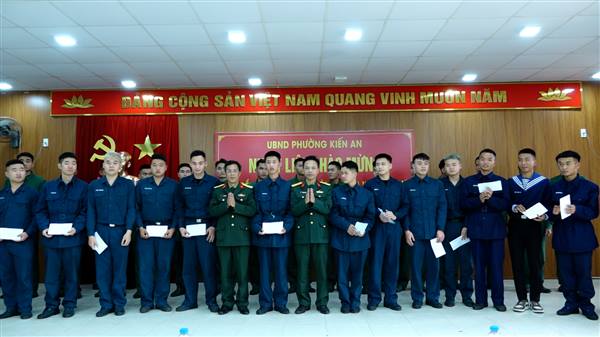 UBND phường tiếp xúc, tặng quà các công dân hoàn thành nghĩa vụ quân sự tại ngũ trở về địa phương