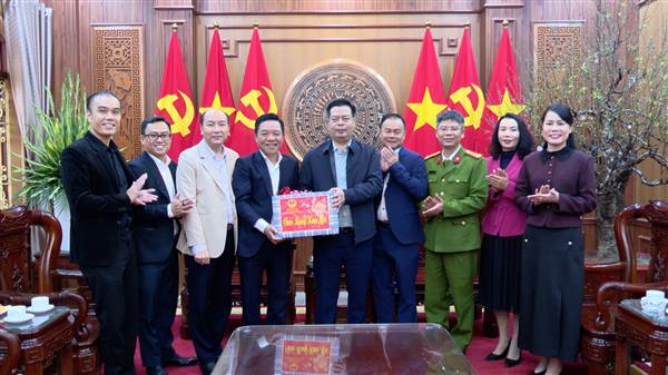 Đồng chí Phạm Văn Thép – Uỷ viên Ban Thường vụ Thành uỷ, Trưởng Ban Quản lý Khu kinh tế Hải Phòng đến thăm, chúc Tết Đảng bộ phường Kiến An