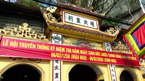 Các đồng chí lãnh đạo Đảng ủy – HĐND – UBND - Ủy ban Mặt trận Tổ quốc Việt Nam phường dâng hương tại Lễ hội truyền thống Đền Kiến Vũ