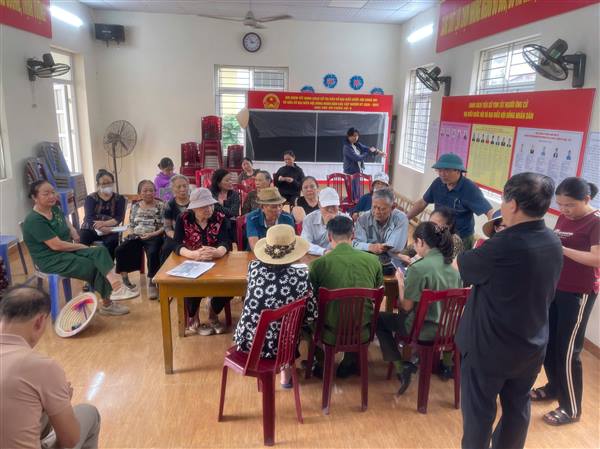 Tích cực hướng dẫn người dân trên địa bàn phường tích hợp, kích hoạt Sổ sức khỏe điện tử trên ứng dụng VNeID