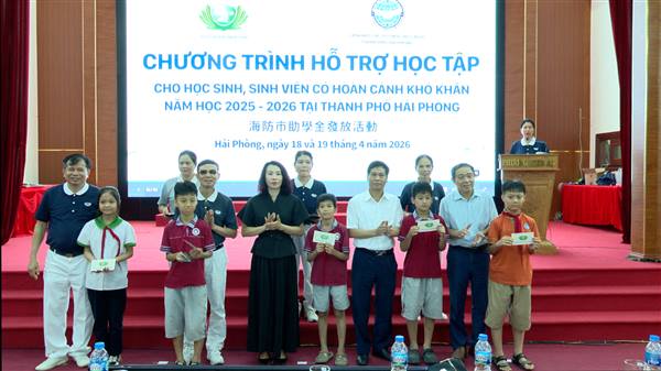 150 học sinh Tiểu học và THCS có hoàn cảnh khó khăn trên địa bàn phường Kiến An nhận hỗ trợ học tập