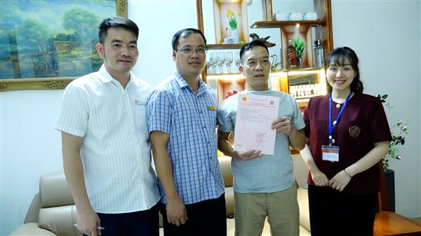 Trung tâm Phục vụ hành chính công phường Kiến An trao giấy chứng nhận quyền sử dụng đất tại nhà cho công dân Nguyễn Văn Quý ở  Tổ dân phố Trần Thành Ngọ 6