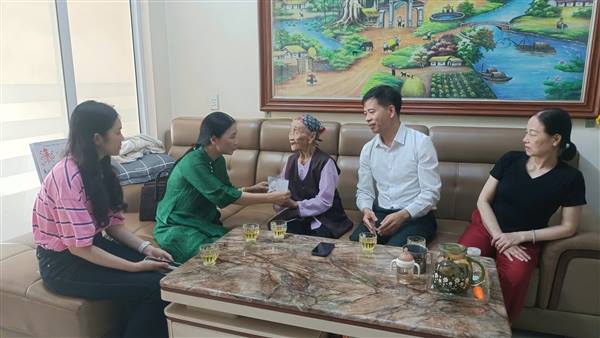 Thăm, tặng quà 10 gia đình thân nhân liệt sĩ tiêu biểu trên địa bàn phường Kiến An nhân dịp kỷ niệm 51 năm Ngày Giải phóng miền Nam, thống nhất đất nước