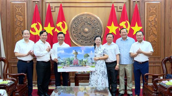 Đoàn công tác các phường: Sơn Qui, Gò Công, Long Thuận, Bình Xuân (tỉnh Đồng Tháp) thăm, làm việc tại phường Kiến An, phường Phù Liễn