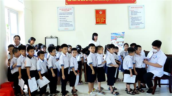 Trường Tiểu học Quang Trung phối hợp Bệnh viện Nhi Hải Phòng tổ chức chương trình khám sức khỏe miễn phí cho học sinh trong toàn trường