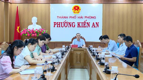 UBND phường nghe báo cáo việc xây dựng Kế hoạch lập lại trật tự đường hè, hành lang an toàn giao thông và mỹ quan đô thị các tuyến đường trên địa bàn phường