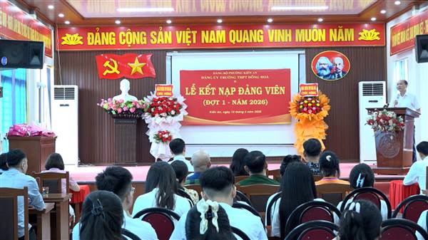 Đảng uỷ Trường THPT Đồng Hoà kết nạp 21 đảng viên mới
