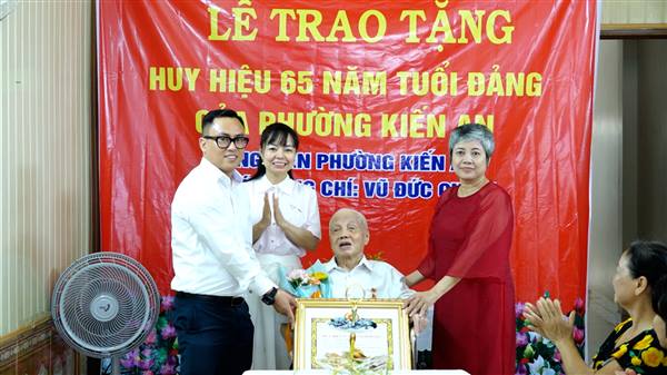 Đồng chí Nguyễn Tiến Thọ – Ủy viên Ban Thường vụ Đảng ủy, Trưởng Ban Xây dựng Đảng Đảng ủy phường trao Huy hiệu Đảng tại nhà cho đảng viên đợt 19/5/2026