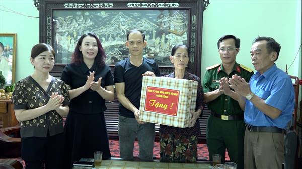 Đồng chí Trần Thị Phương – Ủy viên Ban Thường vụ Đảng ủy, Phó Chủ tịch UBND phường đến thăm, tặng quà 02 gia đình thanh niên nhập ngũ có hoàn cảnh khó khăn