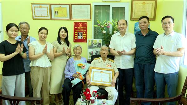 Đồng chí Nguyễn Thiện Kim – Phó Bí thư Thường trực Đảng ủy phường trao Huy hiệu Đảng tại nhà cho đảng viên đợt 19/5/2026