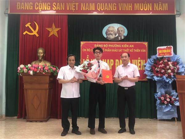 Đồng chí Nguyễn Thiện Kim – Phó Bí thư Thường trực Đảng ủy phường dự Lễ kết nạp đảng viên mới tại Chi bộ Công ty Cổ phần Khảo sát – Thiết kế Thiên Văn