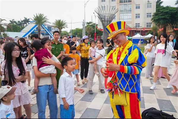 Sôi nổi hoạt động đường phố trong ngày khai mạc chuỗi sự kiện “Kiến An – Ngày hội hạnh phúc 2026”