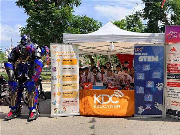 20 học sinh lớp 4 và lớp 5 trường Tiểu học Trần Thành Ngọ đã tham gia trải nghiệm STEM Robotics tại gian hàng trưng bày trong chuỗi hoạt động sự kiện “Kiến An – Ngày hội hạnh phúc 2026”