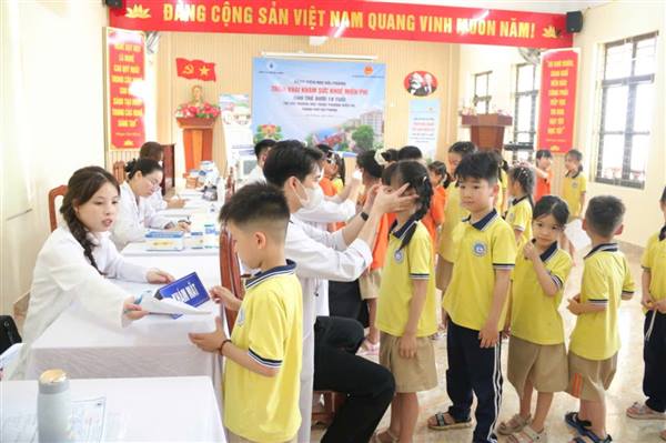 Hơn 1 nghìn học sinh trường Tiểu học Đồng Hòa được khám sức khỏe miễn phí