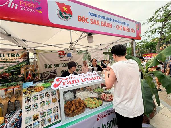 Các gian hàng thương mại tại sự kiện “Kiến An – Ngày hội hạnh phúc 2026” hấp dẫn Nhân dân và du khách tham quan, trải nghiệm