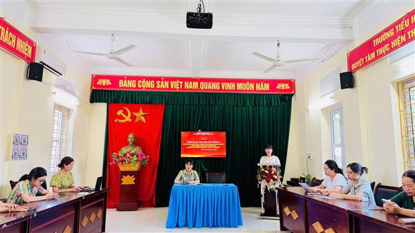 Chi bộ trường Tiểu học Quang Trung tổ chức buổi sinh hoạt chuyên đề với chủ đề: “Đảng viên, giáo viên trường Tiểu học Quang Trung: Tiên phong học tập kỹ năng số, hướng tới mỗi cá nhân là một đại sứ số”